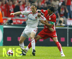 Fussball DFB-Pokal-Finale in Berlin, 26.05.2007,  VfB Stuttgart - 1.FC Nürnberg, Der Stuttgarter Fernando MEIRA (rechts, rot) im Zeikampf mit dem Nuernberger Markus SCHROTH (links, weiss),