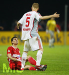 Fussball DFB-Pokal-Finale in Berlin, 26.05.2007,  VfB Stuttgart - 1.FC Nürnberg, Der Stuttgarter Mario GOMEZ (rot, am Boden) diskutiert mit Andreas WOLF (Nuernberg),