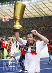 Fussball DFB-Pokal-Finale in Berlin, 26.05.2007,  VfB Stuttgart - 1.FC Nürnberg, Der Nuernberger Tomas GALASEK feiert schon vor der Ehrung bei den Fans mit einem aufblasbaren Pokal,