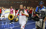Fussball DFB-Pokal-Finale in Berlin, 26.05.2007,  VfB Stuttgart - 1.FC Nürnberg, Der Nuernberger Tomas GALASEK feiert schon vor der Ehrung bei den Fans mit einem aufblasbaren Pokal,