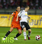 Fussball, DFB-Pokal-Finale Frauen in Berlin, 26.05.2007,  1.FFC Frankfurt - FCR 2001 Duisburg, Petra WIMBERSKY (rechts, Frankfurt, 20) im Zweikampf mit  Anne VAN BONN (links, Duisburg, 3),