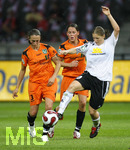 Fussball, DFB-Pokal-Finale Frauen in Berlin, 26.05.2007,  1.FFC Frankfurt - FCR 2001 Duisburg, Petra WIMBERSKY (rechts, Frankfurt, 20) im Zweikampf mit  Anne VAN BONN (links, Duisburg, 3) beobachtet von Nicole BENDER (mitte, Duisburg, 7),
