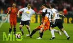Fussball, DFB-Pokal-Finale Frauen in Berlin, 26.05.2007,  1.FFC Frankfurt - FCR 2001 Duisburg, Petra WIMBERSKY (links, Frankfurt, 20) im Zweikampf mit  Lira BAJRAMAJ (rechts, Duisburg, 23),