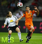 Fussball, DFB-Pokal-Finale Frauen in Berlin, 26.05.2007,  1.FFC Frankfurt - FCR 2001 Duisburg, Verena HAGEDORN (rechts, Duisburg, 16) im Zweikampf mit  Meike WEBER (links, Frankfurt, 12),