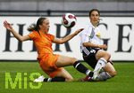 Fussball, DFB-Pokal-Finale Frauen in Berlin, 26.05.2007,  1.FFC Frankfurt - FCR 2001 Duisburg, Anne VAN BONN (links, Duisburg, 9) im Zweikampf mit  Birgit PRINZ (rechts, Frankfurt, 9),