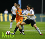 Fussball, DFB-Pokal-Finale Frauen in Berlin, 26.05.2007,  1.FFC Frankfurt - FCR 2001 Duisburg, Inka GRINGS (links, Duisburg, 9) im Zweikampf mit  Birgit PRINZ (rechts, Frankfurt, 9),
