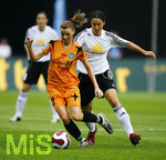 Fussball, DFB-Pokal-Finale Frauen in Berlin, 26.05.2007,  1.FFC Frankfurt - FCR 2001 Duisburg, Inka GRINGS (vorne, Duisburg, 9) im Zweikampf mit  Birgit PRINZ (hinten, Frankfurt, 9),