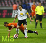 Fussball, DFB-Pokal-Finale Frauen in Berlin, 26.05.2007,  1.FFC Frankfurt - FCR 2001 Duisburg, Renate LINGOR (vorne, Frankfurt, 10) im Zweikampf mit Nicole BENDER (hinten, Duisburg, 7),