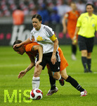 Fussball, DFB-Pokal-Finale Frauen in Berlin, 26.05.2007,  1.FFC Frankfurt - FCR 2001 Duisburg, Renate LINGOR (vorne, Frankfurt, 10) im Zweikampf mit Nicole BENDER (hinten, Duisburg, 7),