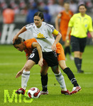 Fussball, DFB-Pokal-Finale Frauen in Berlin, 26.05.2007,  1.FFC Frankfurt - FCR 2001 Duisburg, Renate LINGOR (vorne, Frankfurt, 10) im Zweikampf mit Nicole BENDER (hinten, Duisburg, 7),