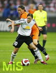 Fussball, DFB-Pokal-Finale Frauen in Berlin, 26.05.2007,  1.FFC Frankfurt - FCR 2001 Duisburg, Renate LINGOR (vorne, Frankfurt, 10) im Zweikampf mit Nicole BENDER (hinten, Duisburg, 7),