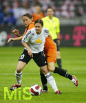 Fussball, DFB-Pokal-Finale Frauen in Berlin, 26.05.2007,  1.FFC Frankfurt - FCR 2001 Duisburg, Renate LINGOR (vorne, Frankfurt, 10) im Zweikampf mit Nicole BENDER (hinten, Duisburg, 7),