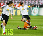 Fussball, DFB-Pokal-Finale Frauen in Berlin, 26.05.2007,  1.FFC Frankfurt - FCR 2001 Duisburg, Renate LINGOR (vorne, Frankfurt, 10) im Zweikampf mit Nicole BENDER (hinten, Duisburg, 7),