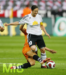 Fussball, DFB-Pokal-Finale Frauen in Berlin, 26.05.2007,  1.FFC Frankfurt - FCR 2001 Duisburg, Renate LINGOR (vorne, Frankfurt, 10) im Zweikampf mit Nicole BENDER (hinten, Duisburg, 7),