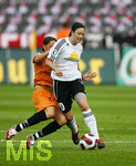 Fussball, DFB-Pokal-Finale Frauen in Berlin, 26.05.2007,  1.FFC Frankfurt - FCR 2001 Duisburg, Renate LINGOR (vorne, Frankfurt, 10) im Zweikampf mit Nicole BENDER (hinten, Duisburg, 7),