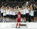 Fussball, DFB-Pokal-Finale Frauen in Berlin, 26.05.2007,  1.FFC Frankfurt - FCR 2001 Duisburg,  Die Frankfurter Spielerinnen feiern bei der Pokaluebergabe ihren Erfolg, vorne mit Pokal Torfrau  Ursula HOLL,  