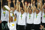 Fussball, DFB-Pokal-Finale Frauen in Berlin, 26.05.2007,  1.FFC Frankfurt - FCR 2001 Duisburg,  Die Frankfurter Spielerinnen feiern bei der Pokaluebergabe ihren Erfolg, vorne mit Pokal Renate LINGOR, 
