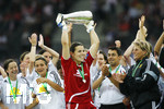 Fussball, DFB-Pokal-Finale Frauen in Berlin, 26.05.2007,  1.FFC Frankfurt - FCR 2001 Duisburg,  Die Frankfurter Spielerinnen feiern bei der Pokaluebergabe ihren Erfolg, vorne mit Pokal Torfrau  Ursula HOLL,  
