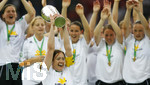 Fussball, DFB-Pokal-Finale Frauen in Berlin, 26.05.2007,  1.FFC Frankfurt - FCR 2001 Duisburg,  Die Frankfurter Spielerinnen feiern bei der Pokaluebergabe ihren Erfolg, vorne mit Pokal Renate LINGOR, 