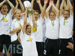 Fussball, DFB-Pokal-Finale Frauen in Berlin, 26.05.2007,  1.FFC Frankfurt - FCR 2001 Duisburg,  Die Frankfurter Spielerinnen feiern bei der Pokaluebergabe ihren Erfolg, vorne mit Pokal Renate LINGOR,