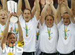 Fussball, DFB-Pokal-Finale Frauen in Berlin, 26.05.2007,  1.FFC Frankfurt - FCR 2001 Duisburg,  Die Frankfurter Spielerinnen feiern bei der Pokaluebergabe ihren Erfolg, vorne mit Pokal Renate LINGOR,