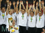 Fussball, DFB-Pokal-Finale Frauen in Berlin, 26.05.2007,  1.FFC Frankfurt - FCR 2001 Duisburg,  Die Frankfurter Spielerinnen feiern bei der Pokaluebergabe ihren Erfolg,