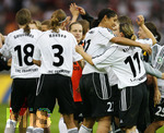 Fussball, DFB-Pokal-Finale Frauen in Berlin, 26.05.2007,  1.FFC Frankfurt - FCR 2001 Duisburg, Die Frankfurter Spielerinnen freuen sich ueber den Sieg, Rechts umarmt Steffi JONES (22) Katrin KLIEHM (11),