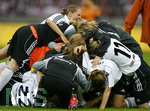 Fussball, DFB-Pokal-Finale Frauen in Berlin, 26.05.2007,  1.FFC Frankfurt - FCR 2001 Duisburg, Die Frankfurter Spielerinnen freuen sich mit ihren zwei Torhueterinnen ueber den Sieg,