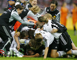 Fussball, DFB-Pokal-Finale Frauen in Berlin, 26.05.2007,  1.FFC Frankfurt - FCR 2001 Duisburg, Die Frankfurter Spielerinnen freuen sich mit ihren zwei Torhueterinnen ueber den Sieg,