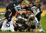 Fussball, DFB-Pokal-Finale Frauen in Berlin, 26.05.2007,  1.FFC Frankfurt - FCR 2001 Duisburg, Die Frankfurter Spielerinnen freuen sich mit ihren zwei Torhueterinnen ueber den Sieg,