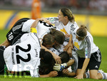 Fussball, DFB-Pokal-Finale Frauen in Berlin, 26.05.2007,  1.FFC Frankfurt - FCR 2001 Duisburg, Die Frankfurter Spielerinnen freuen sich mit ihren zwei Torhueterinnen ueber den Sieg,