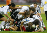 Fussball, DFB-Pokal-Finale Frauen in Berlin, 26.05.2007,  1.FFC Frankfurt - FCR 2001 Duisburg, Die Frankfurter Spielerinnen freuen sich mit ihren zwei Torhueterinnen ueber den Sieg,