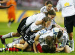 Fussball, DFB-Pokal-Finale Frauen in Berlin, 26.05.2007,  1.FFC Frankfurt - FCR 2001 Duisburg, Die Frankfurter Spielerinnen freuen sich mit ihren zwei Torhueterinnen ueber den Sieg,