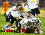 Fussball, DFB-Pokal-Finale Frauen in Berlin, 26.05.2007,  1.FFC Frankfurt - FCR 2001 Duisburg, Die Frankfurter Spielerinnen freuen sich mit ihren zwei Torhueterinnen ueber den Sieg,