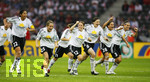 Fussball, DFB-Pokal-Finale Frauen in Berlin, 26.05.2007,  1.FFC Frankfurt - FCR 2001 Duisburg, Die Frankfurter Spielerinnen  jubeln nach dem gewonnenen  Elfmeterschiessens, vlnr  Steffi JONES (22),  Saskia BARTUSIAK (25), Katrin KLIEHM (11), Meike WEBER (12), Tina WUNDERLICH (8),  Sandra SMISEK (28) und Louise HANSEN (3),