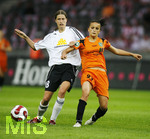 Fussball, DFB-Pokal-Finale Frauen in Berlin, 26.05.2007,  1.FFC Frankfurt - FCR 2001 Duisburg,  Kerstin GAREFREKES (links, Frankfurt,18) im Zweikampf mit Lira BAJRAMAJ (rechts, Duisburg, 23),