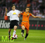 Fussball, DFB-Pokal-Finale Frauen in Berlin, 26.05.2007,  1.FFC Frankfurt - FCR 2001 Duisburg,  Kerstin GAREFREKES (links, Frankfurt,18) im Zweikampf mit Lira BAJRAMAJ (rechts, Duisburg, 23),