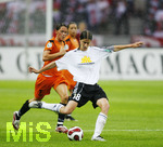 Fussball, DFB-Pokal-Finale Frauen in Berlin, 26.05.2007,  1.FFC Frankfurt - FCR 2001 Duisburg,  Kerstin GAREFREKES (Frankfurt,18) am Ball, 