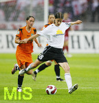 Fussball, DFB-Pokal-Finale Frauen in Berlin, 26.05.2007,  1.FFC Frankfurt - FCR 2001 Duisburg,  Kerstin GAREFREKES (Frankfurt,18) am Ball,