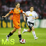 Fussball, DFB-Pokal-Finale Frauen in Berlin, 26.05.2007,  1.FFC Frankfurt - FCR 2001 Duisburg,  Sonja FUSS (Duisburg) am Ball,