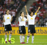 Fussball, DFB-Pokal-Finale Frauen in Berlin, 26.05.2007,  1.FFC Frankfurt - FCR 2001 Duisburg, Die Frankfurter Spielerinnen freuen sich ueber den gehaltenen  Elfmeter, vlnr  Kerstin GAREFREKES (18), Birgit PRINZ (9), Steffi JONES (22), 