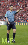 Fussball DFB-Pokal-Finale in Berlin, 26.05.2007,  VfB Stuttgart - 1.FC Nürnberg,  Schiedsrichter Michael WEINER gibt die Richtung vor.        