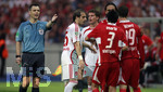Fussball DFB-Pokal-Finale in Berlin, 26.05.2007,  VfB Stuttgart - 1.FC Nürnberg,  Schiedsrichter Michael WEINER (links) gestikuliert.       