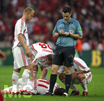Fussball DFB-Pokal-Finale in Berlin, 26.05.2007,  VfB Stuttgart - 1.FC Nürnberg,  Schiedsrichter Michael WEINER (re) schreibt etwas auf seine gelbe Karte.    Unten bleibt Marek MINTAL (Nürnberg) verletzt liegen.  