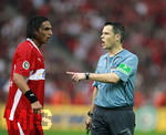 Fussball DFB-Pokal-Finale in Berlin, 26.05.2007,  VfB Stuttgart - 1.FC Nürnberg, Fernando MEIRA (li, Stuttgart) wird von  Schiedsrichter Michael WEINER (re) zurechtgewiesen.       