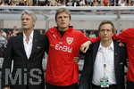 Fussball DFB-Pokal-Finale in Berlin, 26.05.2007,  VfB Stuttgart - 1.FC Nürnberg, Trainer Armin VEH (li), Co Trainer Alfons HIGL (mitte) und Teammanager Horst HELDT (re, Stuttgart) leigen sich in den Armen.