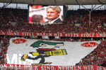 Fussball DFB-Pokal-Finale in Berlin, 26.05.2007,  VfB Stuttgart - 1.FC Nürnberg,  Es sieht fast so aus als sieht sich Trainer Armin VEH (Stuttgart) die  Choreografie der Nürnberger Fans genau an.