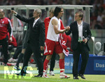 Fussball DFB-Pokal-Finale in Berlin, 26.05.2007,  VfB Stuttgart - 1.FC Nürnberg, Trainer Armin VEH (li, Stuttgart) gestikuliert. Teammanager Horst HELDT (re, Stuttgart) shakehands mit Sami KHEDIRA (2. von links, alle Stuttgart)