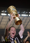 Fussball DFB-Pokal-Finale in Berlin, 26.05.2007,  VfB Stuttgart - 1.FC Nürnberg,  Markus SCHROTH  (Nürnberg) stemmt den DFB-Pokal in die Höhe.  
