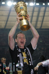 Fussball DFB-Pokal-Finale in Berlin, 26.05.2007,  VfB Stuttgart - 1.FC Nürnberg,  Markus SCHROTH  (Nürnberg) stemmt den DFB-Pokal in die Höhe.  